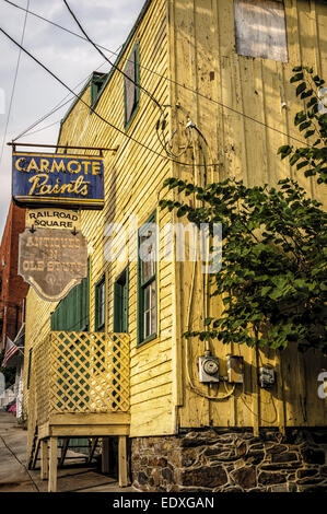 Carmote Paints & Antiques N' Ole Stuff, Railroad Square, South Maryland Ave, Brunswick, MD Stock Photo