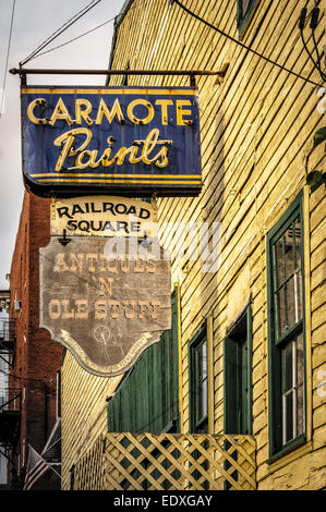 Carmote Paints & Antiques N' Ole Stuff, Railroad Square, South Maryland Ave, Brunswick, MD Stock Photo