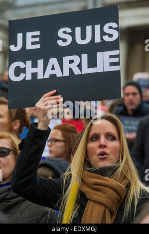 London, UK. 11th Jan, 2015. Je suis Charlie/I am Charlie - A largely silent (with the occasional rendition of the Marseilaise)gathering in solidarity with the march in Paris today.  Trafalgar Square, London, UK 11 Jan 2015 Credit:  Guy Bell/Alamy Live News Stock Photo