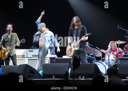 Los Angele, CA, USA. 11th Jan, 2015. Jan 10, 2015 - Los Angeles, California, USA - DAVID LEE ROTH (in hat) sings while performing with the Foo Fighters during a concert at The Forum. The all-star jam session celebrated the 46th birthday of DAVE GROHL, right. © KC Alfred/ZUMA Wire/Alamy Live News Stock Photo