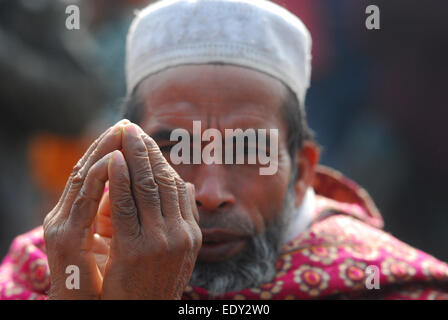 Muslim participates in the last day Biswa Ijtema called 'Akheri Munajat'. The Akheri Munajat in the last day of 'Biswa Ijtema', an event where Muslims focused on prayers and supplication and they are not allowed for political discussions, at Tongi in Gazipur district. © Mohammad Asad/Pacific Press/Alamy Live News Stock Photo