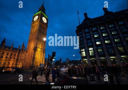 london Big Ben westminster abby traffic light. credit: LEE RAMSDEN / ALAMY Stock Photo