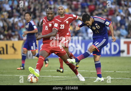 Newcastle, Australia. 12th Jan, 2015. Yoshinori Muto (R) of Japan shoots the ball during a Group D match against Palestine at the AFC Asian Cup in Newcastle, Australia, Jan. 12, 2015. Japan won 4-0. Credit:  Qin Qing/Xinhua/Alamy Live News Stock Photo