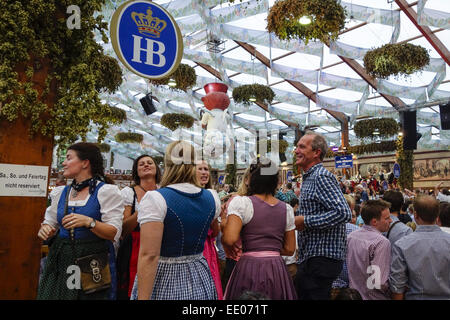 Besucher auf dem Oktoberfest in München im Flipper Karussell, Deutschland 1980er Jahre ...