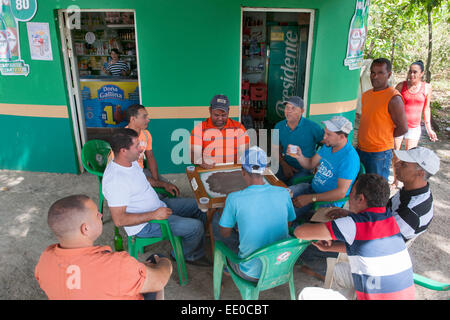 Dominikanische Republik, Cordillera Central, Jarabacoa, Männer beim Domino-Spiel Stock Photo