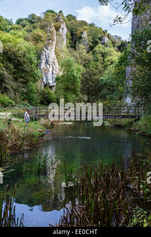 Fotbridge over the River Dove at Ilam Rock, Dovedale, Peak District National Park, Staffordshire/Derbyshire Stock Photo