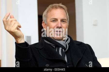 US actor Kevin Costner speaks during an interview in a hotel in Mannheim, Germany, 22 October 2009. The actor and musician sings rock songs about American country life during his Germany tour with his band Modern West. Photo: Ronald Wittek Stock Photo
