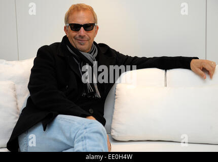 US actor Kevin Costner speaks during an interview in a hotel in Mannheim, Germany, 22 October 2009. The actor and musician sings rock songs about American country life during his Germany tour with his band Modern West. Photo: Ronald Wittek Stock Photo