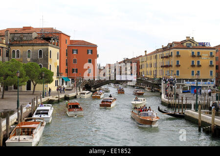 Wassertaxis auf dem Canale di Santa Chiara, Piazzale Roma, Venedig, Italien Stock Photo
