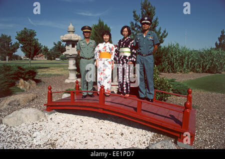 JAPANESE MILITARY PERSONNEL AND WIVES IN JAPANESE GARDEN, FORT BLISS, TEXAS, UNITED STATES ARMY, USA Stock Photo