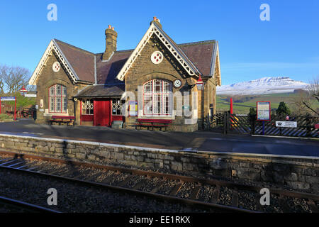 Horton in Ribblesdale Railway Station and snow on distant Pen-y-ghent, Pennine Way, Yorkshire Dales National Park,North Yorkshire, England, UK. Stock Photo
