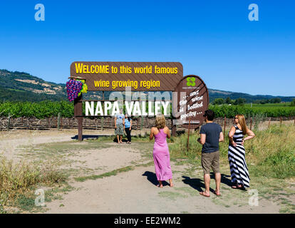 Tourists taking pictures in front of the Welcome sign north of St Helena, Napa Valley, Wine Country, Northern California, USA Stock Photo