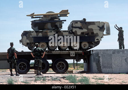 LOADING CHAPARRAL MISSILE LAUNCHER WITH CHAPARRAL SURFACE-TO-AIR MISSILES ONTO TRAILER AT McGREGOR FIRING RANGE, UNITED STATES ARMY, NEW MEXICO, USA Stock Photo