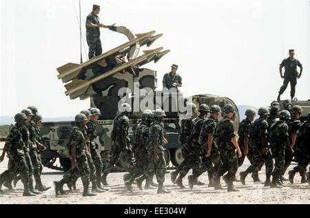 AMAERICAN SOLDIERS MARCHING PAST CHAPARRAL MISSILE LAUNCHER WITH CHAPARRAL SURFACE-TO-AIR MISSILES AT McGREGOR FIRING RANGE, UNITED STATES ARMY, NEW MEXICO, USA Stock Photo