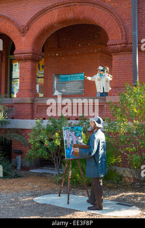 Life-sized figures outside the Museum of Art and History at the old Custom House, Key West, Florida, USA Stock Photo