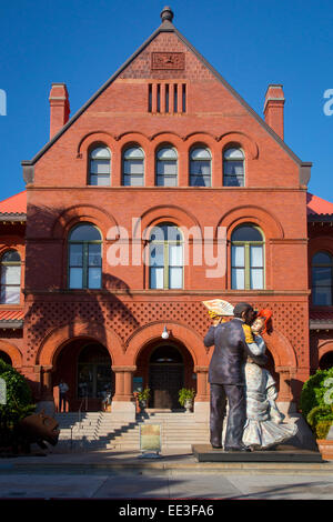 Dancing figures outside Museum of Art and History at the old Custom House, Key West, Florida, USA Stock Photo