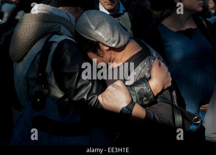 Jeruslaem, Israel. 13th Jan, 2015. People embrace each other during a funeral ceremony for the four victims of Paris supermarket attack at Givat Shaul cemetery, on the outskirts of Jerusalem, on Jan. 13, 2015. Israeli leaders and multitude of mourners gathered Tuesday with the families of four Jewish victims of last week's terror attack on a Paris kosher supermarket for a solemn funeral ceremony at a Jerusalem cemetery. Yoav Hattab, Yohan Cohen, Philippe Braham and Francois-Michel Saada, were gunned down on Friday during a hostage attack in Paris.market in eastern P Credit:  Xinhua/Alamy Live  Stock Photo