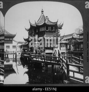 Willow Pattern Tea House, Shanghai, China, circa 1910 Stock Photo