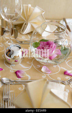 Tisch, gedeckt, festlich, Detail, Tischdeko, Tischdekoration, Rose, Rosenblaetter, Glaeser, Weinglas, Wasserglas, Restaurant, Se