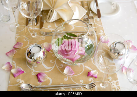 Tisch, gedeckt, festlich, Detail, Tischdeko, Tischdekoration, Rose, Rosenblaetter, Glaeser, Weinglas, Wasserglas, Restaurant, Se