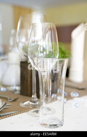 Tisch, gedeckt, festlich, Detail, Tischdeko, Tischdekoration, Glaeser, Weinglas, Wasserglas, Restaurant, Serviette, Besteck, Mes Stock Photo