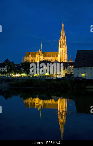 Deutschland, Regensburg, Stadtansicht, Dom St,  Peter, Steinerne Bruecke, Nacht, Europa, Bundesrepublik, Sueddeutschland, Bayern Stock Photo