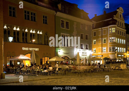 Deutschland, Oberpfalz, Bayern, Regensburg, Altstadt bei Nacht Stock Photo
