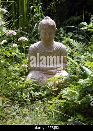 Bambus, Buddha, Buddha-Statue, Buddha-Statuen, Buddhafigur, Buddhas, Buddhastatue, Deko, Dekoration, Figur, Garten, Gartendeko, Stock Photo