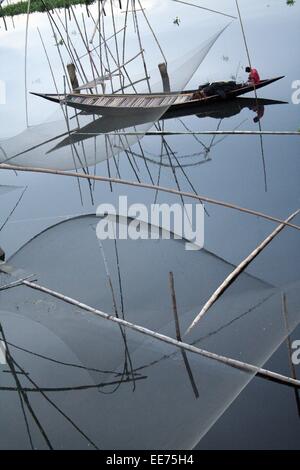 Bangladesh 10 January 2015. Fisherman catch fish with fishing net in the haor areas of Sunamganj District. Stock Photo