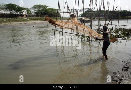 Bangladesh 10 January 2015. Fisherman catch fish with fishing net in the haor areas of Sunamganj District. Stock Photo