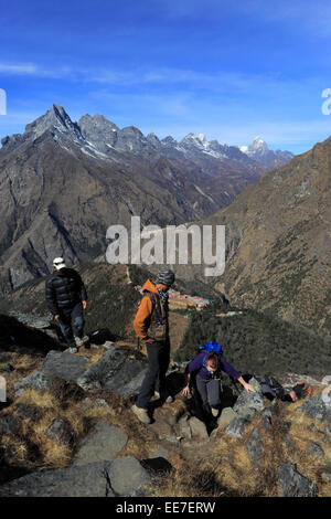 Trekkers on Tengboche Ri mountain, Everest base camp trek, Himalayan mountains, UNESCO World Heritage Site, Sagarmatha National Stock Photo