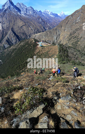 Trekkers on Tengboche Ri mountain, Everest base camp trek, Himalayan mountains, UNESCO World Heritage Site, Sagarmatha National Stock Photo