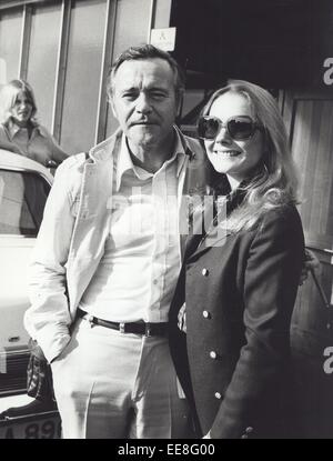 JACK LEMMON with wife Felicia Farr at Heathrow airport 1973. © Pt/Globe Photos/ZUMA Wire/Alamy Live News Stock Photo