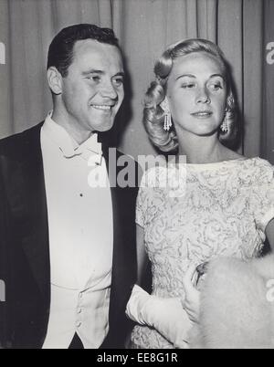 JACK LEMMON with wife Cynthia Stone at Oscar Academy Awards 1956.Supplied by Photos, inc. © Supplied By Globe Photos, Inc/Globe Photos/ZUMA Wire/Alamy Live News Stock Photo