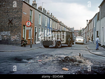 BELFAST, NORTHERN IRELAND - AUGUST 1976 British Army Troops and Armoured Saracen Personnel Carrier on the streets of West Belfast during The Troubles. Stock Photo