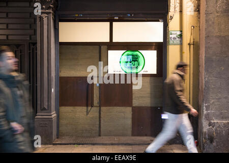 Pedestrians walk pass the entrance to the '4:20 Smokers Club' in Barcelona, Spain, 27 December 2015. The city of Barcelona is concidering steps to regulate the consumption of cannabis, hashish and marijuana Photo: German Parga/dpa Stock Photo