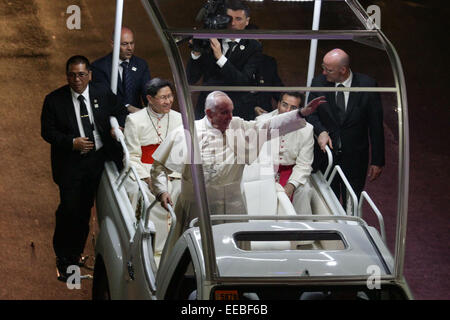 Manila, Phillipines. 15th January, 2015. Pope Francis wave to the crowd in Baclaran on Thursday, January 15, 2015. The Pope is visiting the Philippines from January 15 to 19. Credit:  Mark Fredesjed Cristino/Alamy Live News Stock Photo