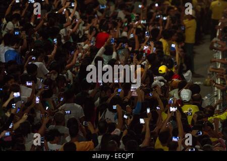 Manila, Philippines. 15th January, 2015. People wait for the arrival of Pope Francis in Baclaran. The Pope is visiting the Philippines from January 15 to 19. © Mark Cristino/Pacific Press/Alamy Live News Stock Photo