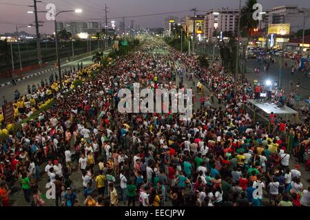 Manila, Philippines. 15th January, 2015. People wait for the arrival of Pope Francis in Baclaran. The Pope is visiting the Philippines from January 15 to 19. © Mark Cristino/Pacific Press/Alamy Live News Stock Photo