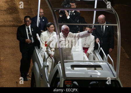 Manila, Philippines. 15th January, 2015. Pope Francis waves to the crowd in Baclaran. The Pope is visiting the Philippines from January 15 to 19. © Mark Cristino/Pacific Press/Alamy Live News Stock Photo