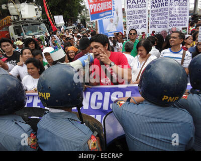 Manila, Philippines. 16th January, 2015. Vencer Crisostomo of Anakbayan shouts at policemen for preventing them to see Pope Francis. Activists belonging from various cause-oriented groups hoping to personally welcome Pope Francis were blocked by policemen from approaching Ayala Bridge where the His Holiness' convoy went after a courtesy call to Malacanang Palace. Credit:  Richard James Mendoza/Pacific Press/Alamy Live News Stock Photo