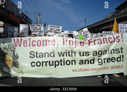 Manila, Philippines. 16th January, 2015. Activists approach Mendiola bridge as they welcome the visit of Pope Francis into the country. Activists belonging from various cause-oriented groups hoping to personally welcome Pope Francis were blocked by policemen from approaching Ayala Bridge where the His Holiness' convoy went after a courtesy call to Malacanang Palace. Credit:  Richard James Mendoza/Pacific Press/Alamy Live News Stock Photo