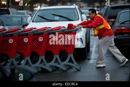 Vancouver, Canada. 15th Jan, 2015. A staff gathers up the shopping carts of Target store in Richmond, Canada, Jan. 15, 2015. Target will discontinue operating stores in Canada, a market that it entered only two years ago. The US-based retail company will close down all 133 locations across Canada and 17,600 employees will be affected. © Liang Sen/Xinhua/Alamy Live News Stock Photo