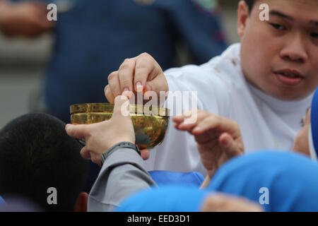 Manila Cathedral, Philippines. 16th January, 2015. A Filipino Roman Catholic during the mass of Pope Francis in Cathedral-Basilica of the Immaculate Conception (Manila Cathedral) Intramuros Credit:  Jhun Dantes Jr./Pacific Press/Alamy Live News Stock Photo