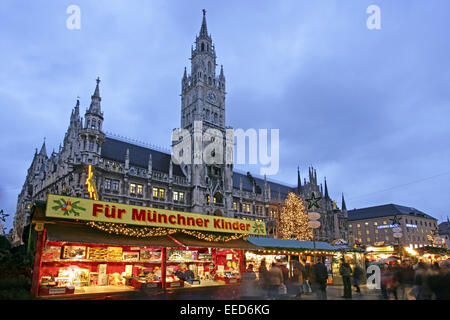 Deutschland, Bayern, Muenchen, München Rathaus, Weihnachtsmarkt, Abend, Europa, Sueddeutschland, Süddeutschland, Oberbayern, Sta Stock Photo