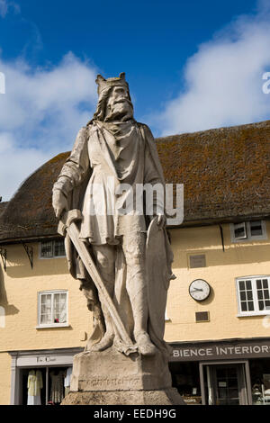 UK, England, Wiltshire, Pewsey, statue of Saxon King Alfred in front of thatched shops Stock Photo