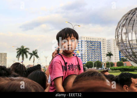 Manila, Philippines. 16th Jan, 2015. People gathered to see the Pope Francis reaching to the Mall of Asia to hold general mass and preach about corruption and inequality in the country. © Guillaume Payen/ZUMA Wire/ZUMAPRESS.com/Alamy Live News Stock Photo