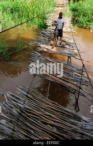 TANZANIA, Korogwe, hanging bridge in Kwalukonge / TANSANIA, Korogwe, Haengebruecke in Kwalukonge Stock Photo
