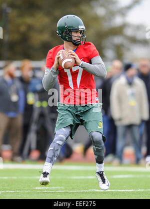 Oregon Ducks' quarterback Marcus Mariota throws a pass during practice for  the College Football Playoff National Championship at Trinity High School  Saturday, Jan. 10, 2015, in Euless, Texas Stock Photo - Alamy