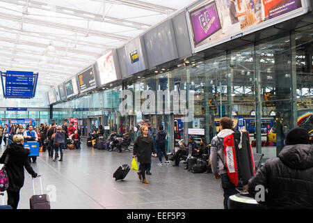 Passengers and commuters at manchester piccadilly railway station,lancashire,England Stock Photo